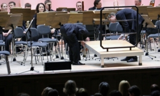 Отмена гастролей звезды-пианиста причинила Омской филармонии крупный убыток  